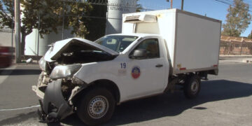 Pick-up de carga impactó contra unidad de valores