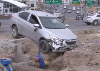 Adulto mayor cae con su vehículo a zanja en obras de la JMAS