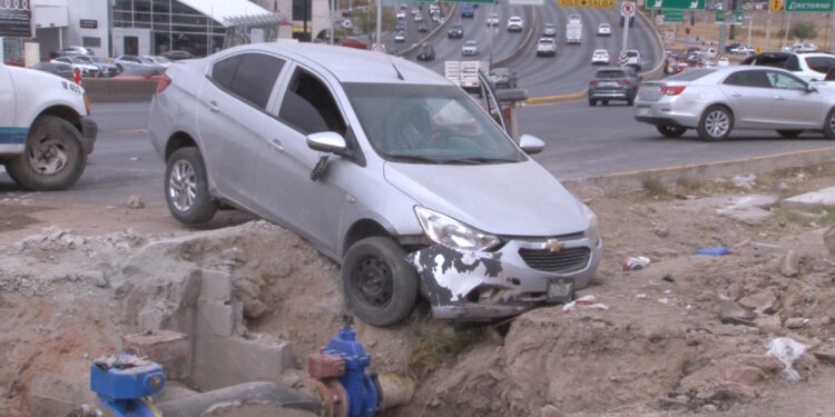 Adulto mayor cae con su vehículo a zanja en obras de la JMAS