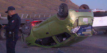 Volcadura en el Periférico R. Almada deja dos personas lesionadas