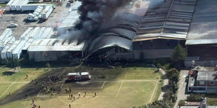 Diez muertos por desplome de jet privado en Toluca