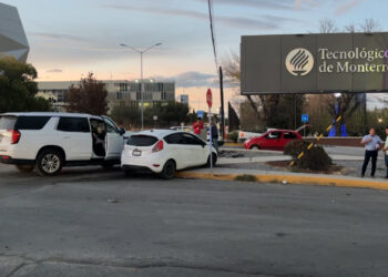 Da vuelta en “U” y provoca choque frente al Tec de Monterrey