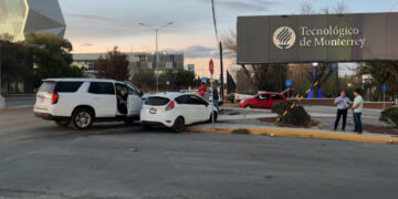Da vuelta en “U” y provoca choque frente al Tec de Monterrey