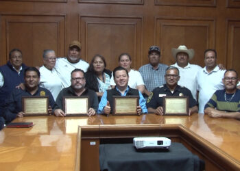 Tianguistas reconocen a servidores públicos en Chihuahua