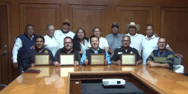 Tianguistas reconocen a servidores públicos en Chihuahua