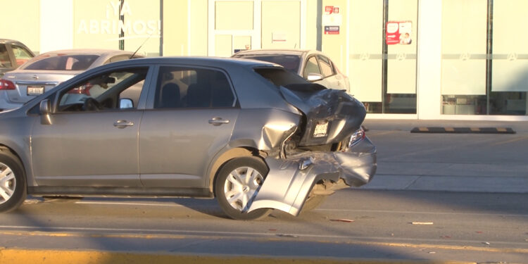 Choque múltiple en Delicias deja una persona lesionada