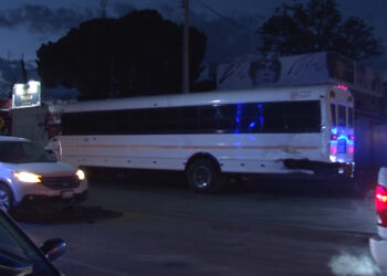Camión de transporte choca con tren en Chihuahua