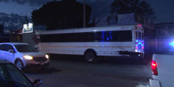 Camión de transporte choca con tren en Chihuahua