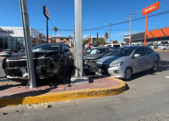 Choque múltiple deja daños a infraestructura en Ortiz Mena