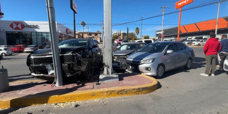 Choque múltiple deja daños a infraestructura en Ortiz Mena