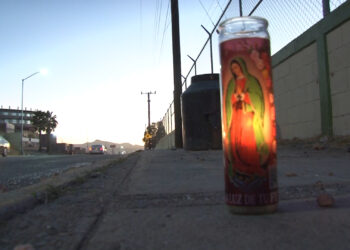 Colocan veladoras en sitio de fatal accidente en Chihuahua