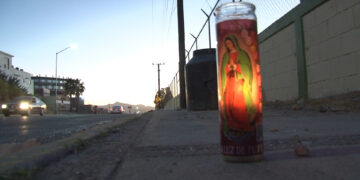 Colocan veladoras en sitio de fatal accidente en Chihuahua