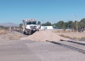 Agricultores bloquean paso ferroviario en Meoqui