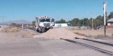 Agricultores bloquean paso ferroviario en Meoqui