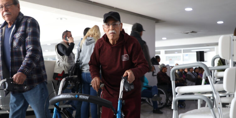 Entregan apoyos funcionales a personas con discapacidad