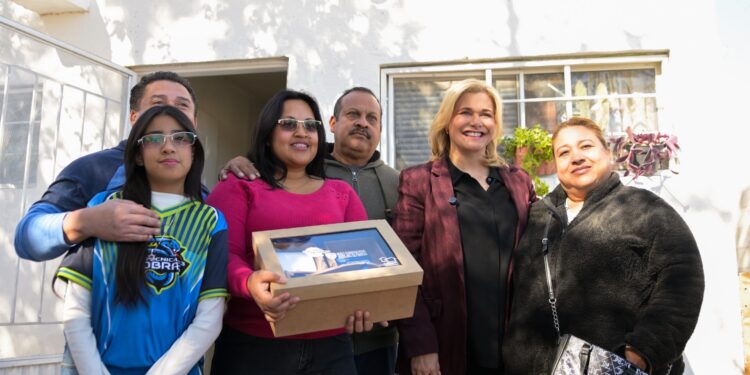 Maru Campos entrega vivienda a familia juarense en situación de vulnerabilidad