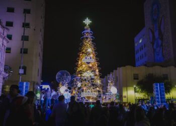 Encienden el “Árbol Dorado” en la Plaza de Armas