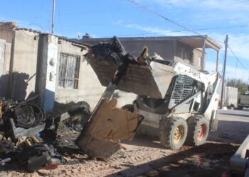 Retiran pertenencias dañadas tras incendio en vivienda