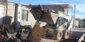 Retiran pertenencias dañadas tras incendio en vivienda