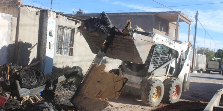 Retiran pertenencias dañadas tras incendio en vivienda