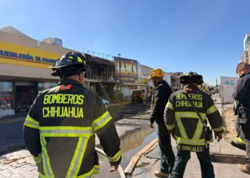 Sofocaron bomberos incendio en local comercial del Centro