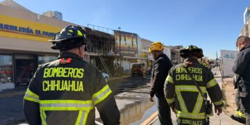 Sofocaron bomberos incendio en local comercial del Centro