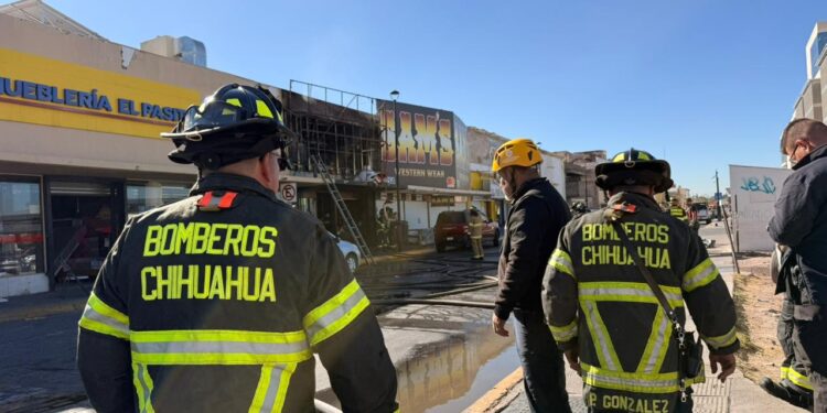 Sofocaron bomberos incendio en local comercial del Centro