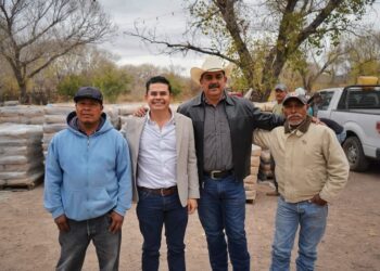 Entregan apoyo de cemento a familias del municipio de Santa Isabel