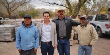 Entregan apoyo de cemento a familias del municipio de Santa Isabel