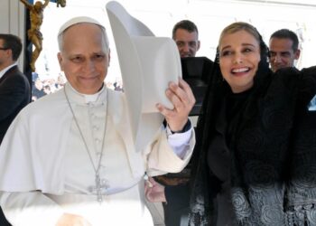 Gobernadora Maru Campos sostiene audiencia en el Vaticano