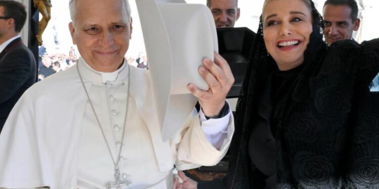 Gobernadora Maru Campos sostiene audiencia en el Vaticano