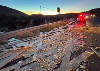 Volcadura de tráiler en la carretera Chihuahua–Juárez deja un muerto