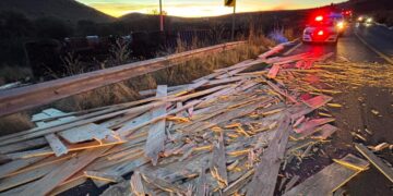 Volcadura de tráiler en la carretera Chihuahua–Juárez deja un muerto