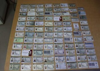 Detienen a hombre con documentos y billetes presuntamente falsos