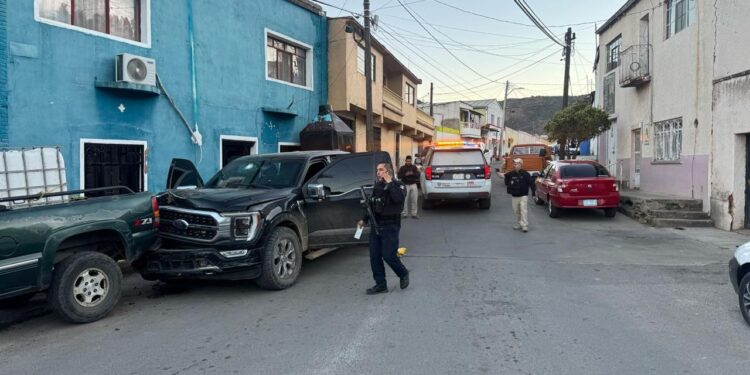 Detienen a sujeto armado, herido y abordo de un vehículo blindado con impactos de bala en Parral