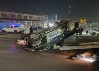 Volcadura en el Fuentes Mares deja dos lesionados