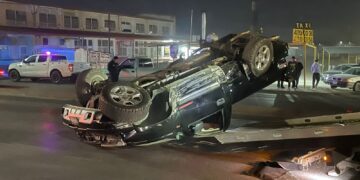 Volcadura en el Fuentes Mares deja dos lesionados