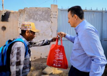 Alcalde Bonilla y esposa entregan cenas navideñas en la colonia Crucero