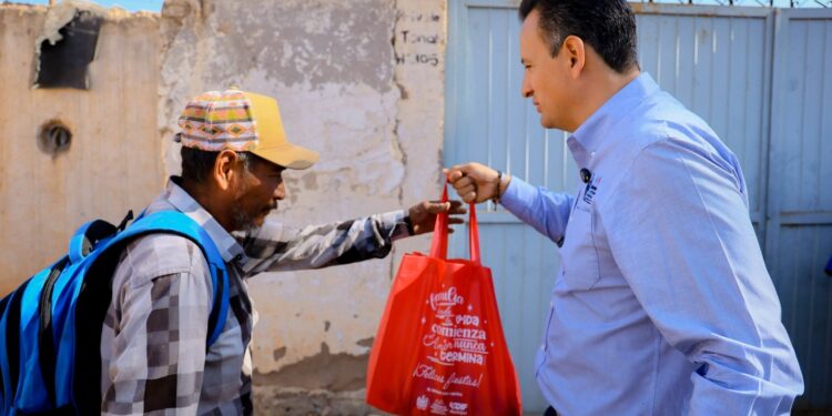 Alcalde Bonilla y esposa entregan cenas navideñas en la colonia Crucero