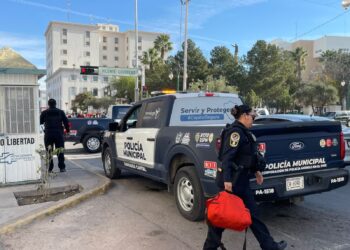 Mujer pide auxilio a policías en el centro tras sufrir violencia familiar
