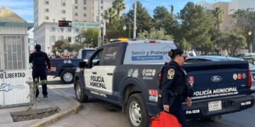 Mujer pide auxilio a policías en el centro tras sufrir violencia familiar