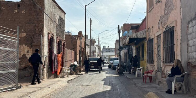 Localizan a adulto mayor fallecido entre envases de alcohol en cuarto de renta del centro