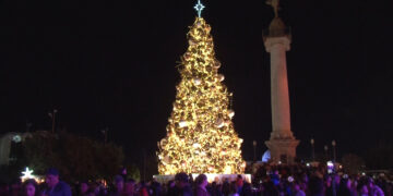 Encienden árbol navideño en la Plaza del Ángel