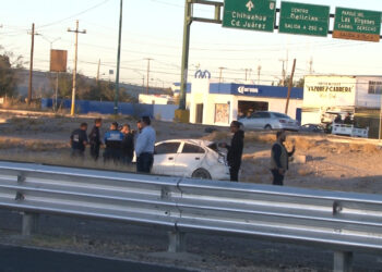 Perdió el control del auto y terminó volcado en Delicias