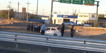 Perdió el control del auto y terminó volcado en Delicias