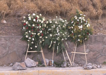 Colocaron coronas a víctimas del accidente en el Cerro Coronel
