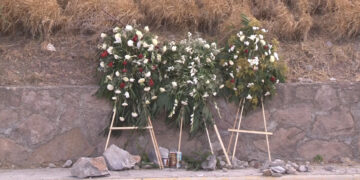Colocaron coronas a víctimas del accidente en el Cerro Coronel