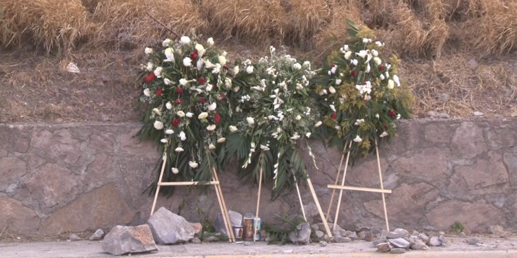 Colocaron coronas a víctimas del accidente en el Cerro Coronel