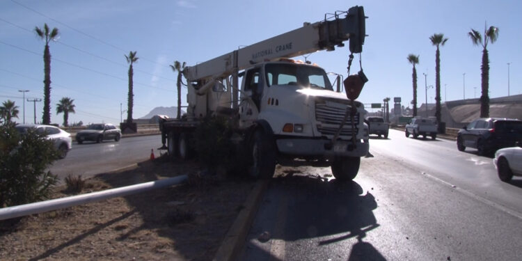Grúa provocó caos en el Periférico de la Juventud