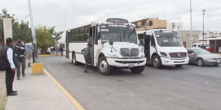 Usuarios de transporte urbano inconformes con el servicio
